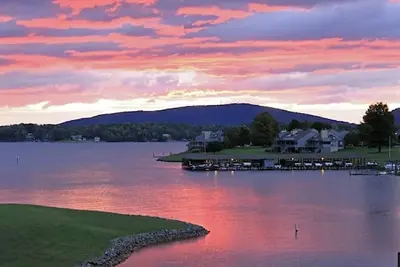 Image de Bernard's Landing Sunny Daze - Lake Front