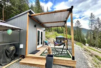 Image de Kootenay Lk & Mtn Views- Private Beach-Tiny Homes-Pet friendly- Sleeps 2-4