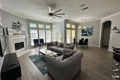 Image de New Spacious 5-bedroom Home for large Family