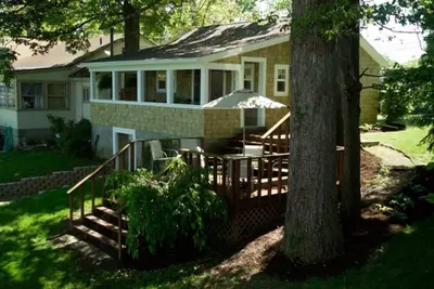 Image de Indian Lake Treehouse Waterfront Cottage\n