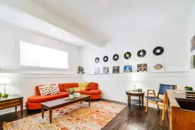 Image de Retro Vibes - King Bed - Long Stays - Garage - Wi-Fi! \n