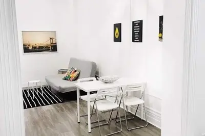 Image de Renovated two bedroom located at cozy walkup townhouse at the heart of the beaut