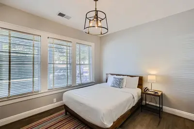 Image de Lemmon 103: Stylish 3 Br/3 Ba Remodeled Apartment