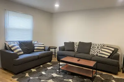 Image de Contemporary 2bd 1. 5ba Townhouse