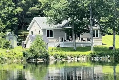 Image de Lakefront Cottage with sauna and private dock.
