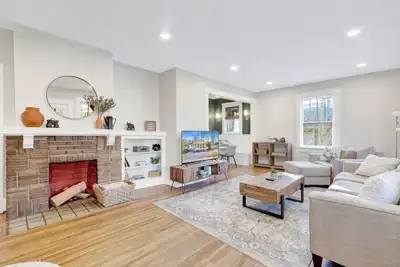 Image de Historic family getaway mins from downtown