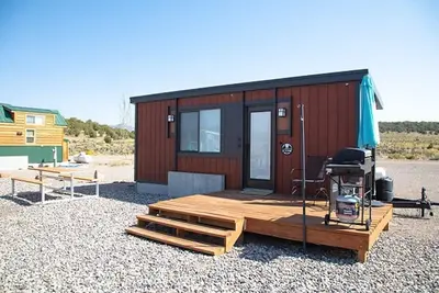 Image de Tiny home with one queen bed and fold out couch all on main floor. Sleeps: 3