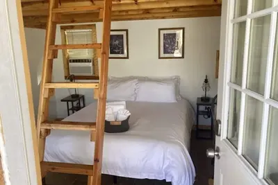 Image de One room camping cabin Double bed on the main level and two lofted twin-size beds Heating and cooling Sleeps: 4 Pets: 2 Parking: 1