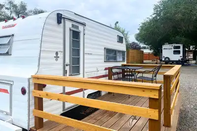 Image de Retro trailer One queen size bed Heating and cooling Sleeps: 2 Pets: 2 Parking: 1