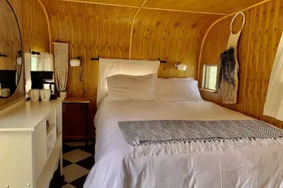 Image de Retro trailer One queen size bed Heating and cooling Sleeps: 2 Pets: 2 Parking: 1
