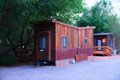 Image de Tiny home located beside a creek.