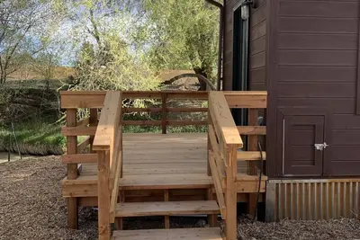 Image de Tiny home located beside a creek.