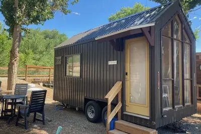 Image de Tiny home with one lofted queen bed and full size futon.