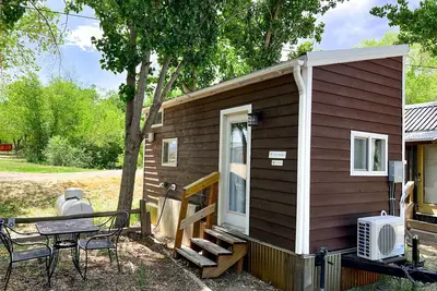 Image de Tiny home with one lofted queen bed and twin sized day bed.
