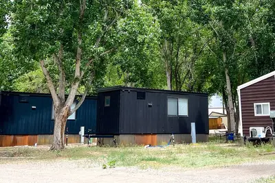 Image de Tiny home with one lofted queen bed and full size futon.