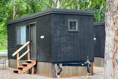 Image de Tiny home with one queen bed and full size futon.