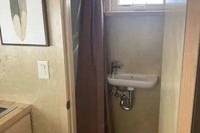 Image de Tiny home with one queen bed.