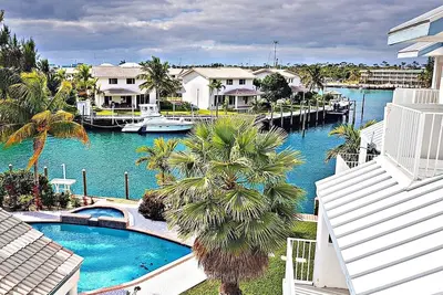 Newly Renovated 2br Luxury Poolside Retreat: Steps from Beach & Port Lucaya