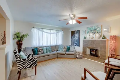 Image de Near Airport & Dtwn: Breezy Fresno Home!