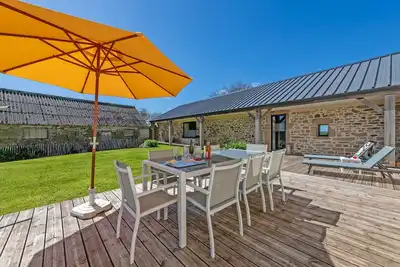 Image de Maison de vacances 'Gîte Avec Piscine Privée Chauffée' avec terrasse privée, jardin privé et Wi-Fi