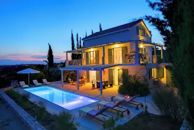 Image de Villa 'Asterias Ideales Resort' avec vue sur la mer, Wi-Fi et climatisation