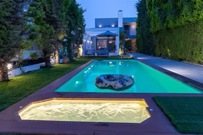 Villa 'Hestia Grey' avec piscine privée, Wi-Fi et climatisation