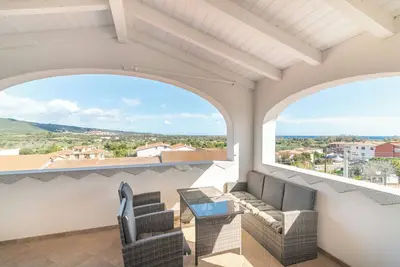 Image de Appartement 'Attico Con Vista Mare A Budoni' avec vue sur mer, terrasse et climatisation