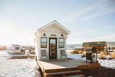 Image de Tiny Home with one Queen bed on main floor and one Queen bed in loft. Sleeps: 4