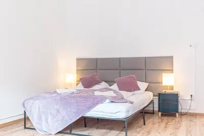 Image de Economical Elegance: Chic 2br Apartment Retreat
