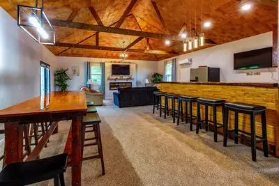 Image de New Spacious Warren Dunes Beach & Winery Retreat w/Hot Tub & Pool Table