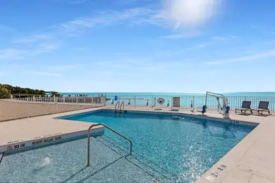 Image de Islamorada home, ocean views, playroom, near Tiki Bar, pool, and boat dockage, ultimate Keys getaway