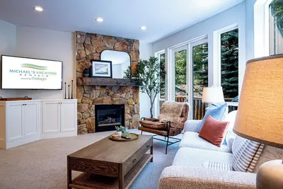 Snow Star Serenade - Hot Tub + Gym + Walk to downtown & ski lifts!