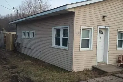 Image de Cozy 2-bedroom home 1 bath in DeWitt full kitchen Enclosed back yard, fire pit