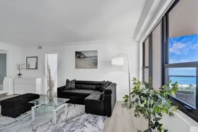 Image de Ocean View Spacious Condo with beach service / 907