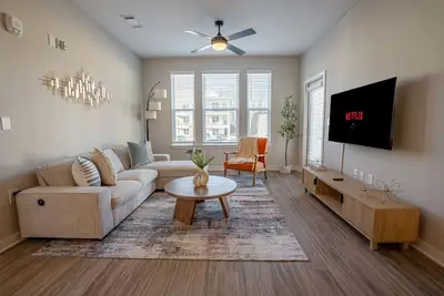 Image de Elegant, Spacious Apt | Pool | Long Stays