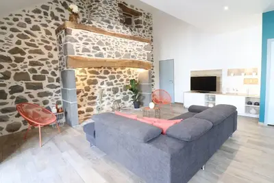 Image de Maison de charme avec balcon, proche de Salers et Puy Mary, équipements modernes, parking privé.