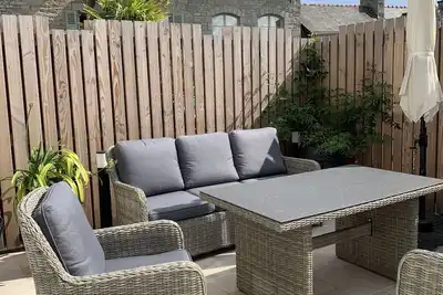 Charmant T2 50m2 à 200 mètres de la plage et du centre, belle terrasse aménagée.
