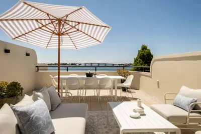 Image de Panoramic views, 5-bedroom waterfront