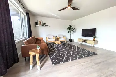 Image de Full 3-bedroom house with entertainment room. 5 minutes to Flw front gate.