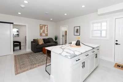 Image de Sleeps 6! Modern & Upgraded Boutique Condo