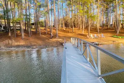 Image de Serene lake house with amazing water views and close to golf courses.