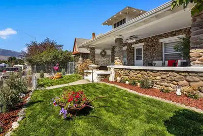 Image de Historic Yellowstone Stone House  ~New~