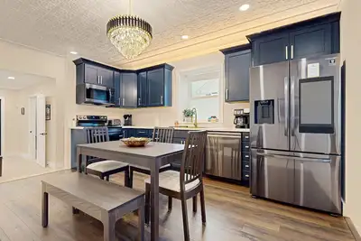 Image de Historic, fully remodeled dog-friendly home with a full kitchen, washer/dryer