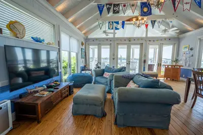 Image de Cottage directly on White Sound. Dock steps away. Fish or swim off the dock.