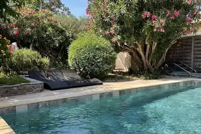 Image de Maison avec piscine en plein cœur du village de l’île de Porquerolles