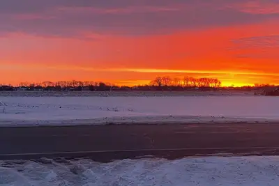 Image de Cozy cottage that allows for pets, the experience of outdoors, and the big city!