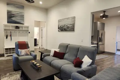 Image de Bordeaux Bungalow | 1 Block to Downtown | Large Backyard | Dogs Welcome!