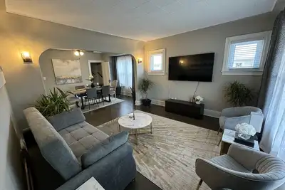 Image de Spacious Retreat Near Convention Centers by RedAwning