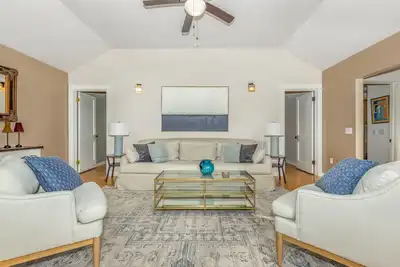 Image de Charming 2-bedroom cottage with large deck in beautiful Accord Ny.