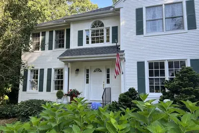 Image de Spacious 4bd family home in Mystic - walk to downtown shops and restaurants